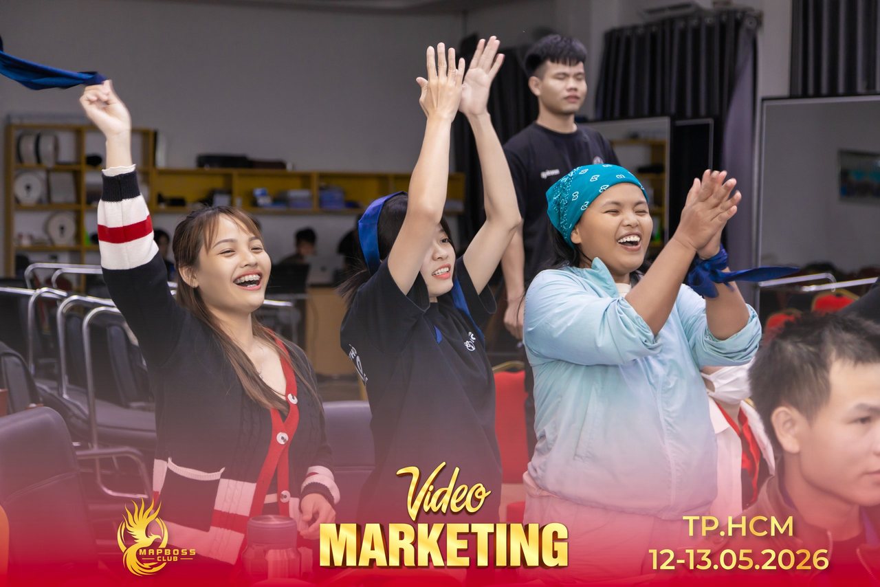 Học viên Video Marketing mùa 12 bật dậy giơ tay reo hò trong phần thi