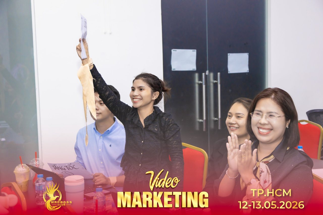 Học viên Video Marketing mùa 12 giơ thẻ đáp án và vỗ tay cười rạng rỡ