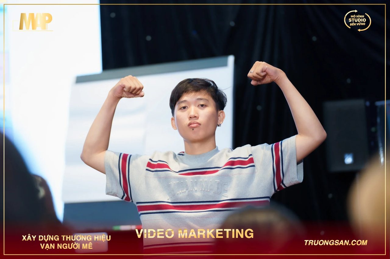 Nam học viên Video Marketing mùa 6 gồng hai tay đầy tự tin trước lớp