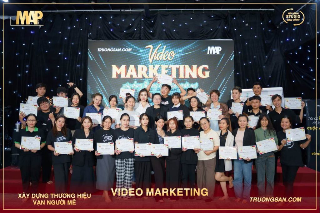 Cả lớp Video Marketing mùa 6 cầm giấy chứng nhận trên sân khấu