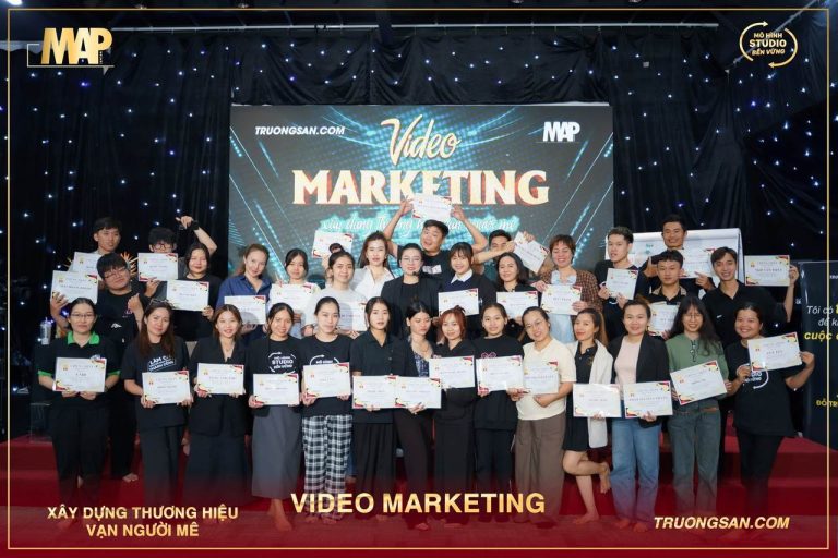Cả lớp Video Marketing mùa 6 cầm giấy chứng nhận trên sân khấu