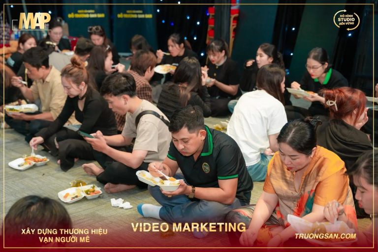 Video Marketing mùa 6, làm bài trên sàn và bữa cơm quây quần, ảnh 1