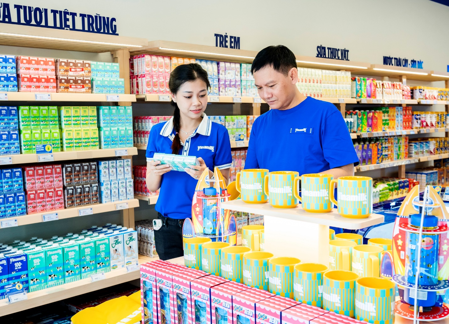 Kệ trưng bày các sản phẩm sữa Vinamilk tại điểm bán lẻ, minh họa Place trong chiến lược phân phối