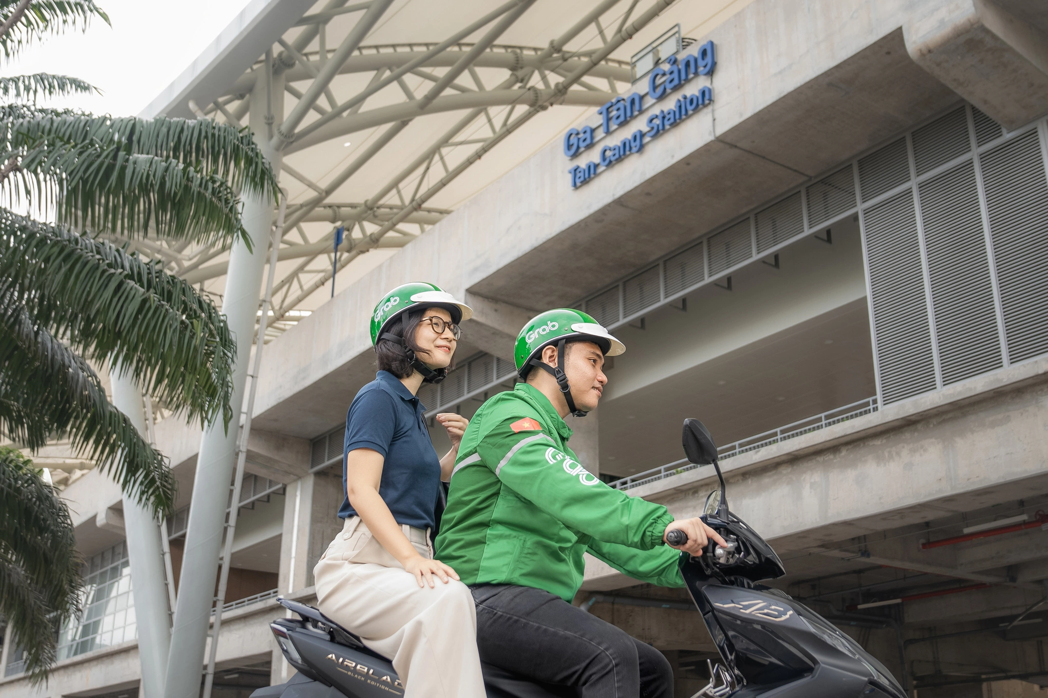 Khách hàng sử dụng dịch vụ Grab tại Ga Tân Cảng, minh họa Place đối với doanh nghiệp dịch vụ