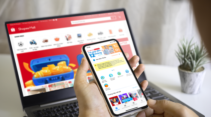 Khách hàng mua sắm trên Shopee bằng điện thoại và máy tính, minh họa Place trong thương mại điện tử