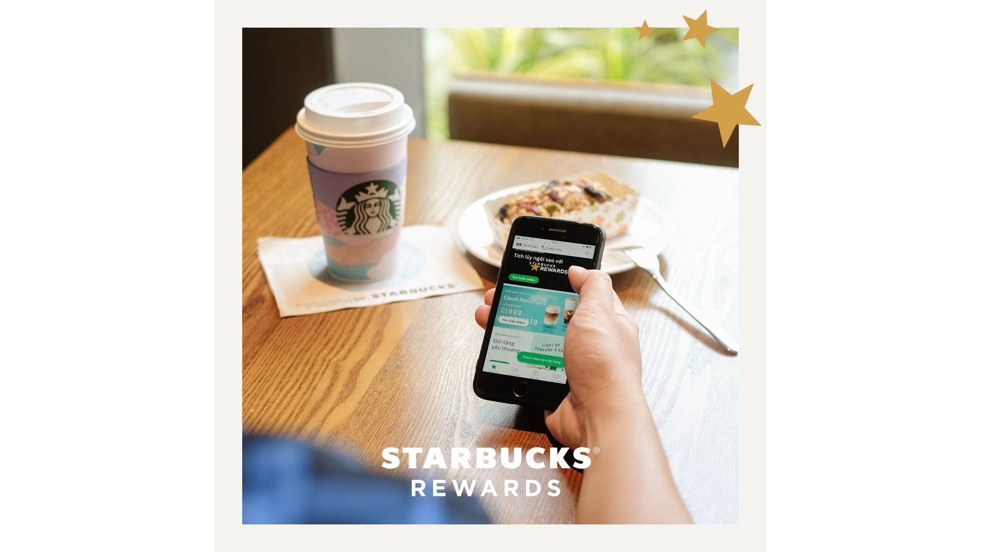 Ví dụ Gamification của Starbucks Rewards với hệ thống tích điểm và đổi thưởng trên ứng dụng