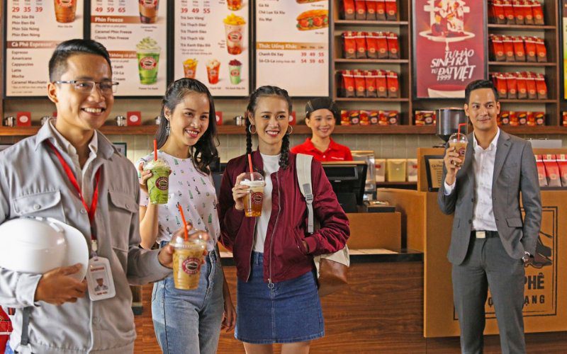 Ví dụ mô hình STP của Highlands Coffee trong phân khúc thị trường, lựa chọn khách hàng mục tiêu và định vị thương hiệu cà phê.