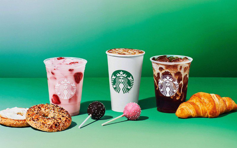 Các sản phẩm đồ uống và bánh của Starbucks thể hiện yếu tố Product trong Marketing Mix