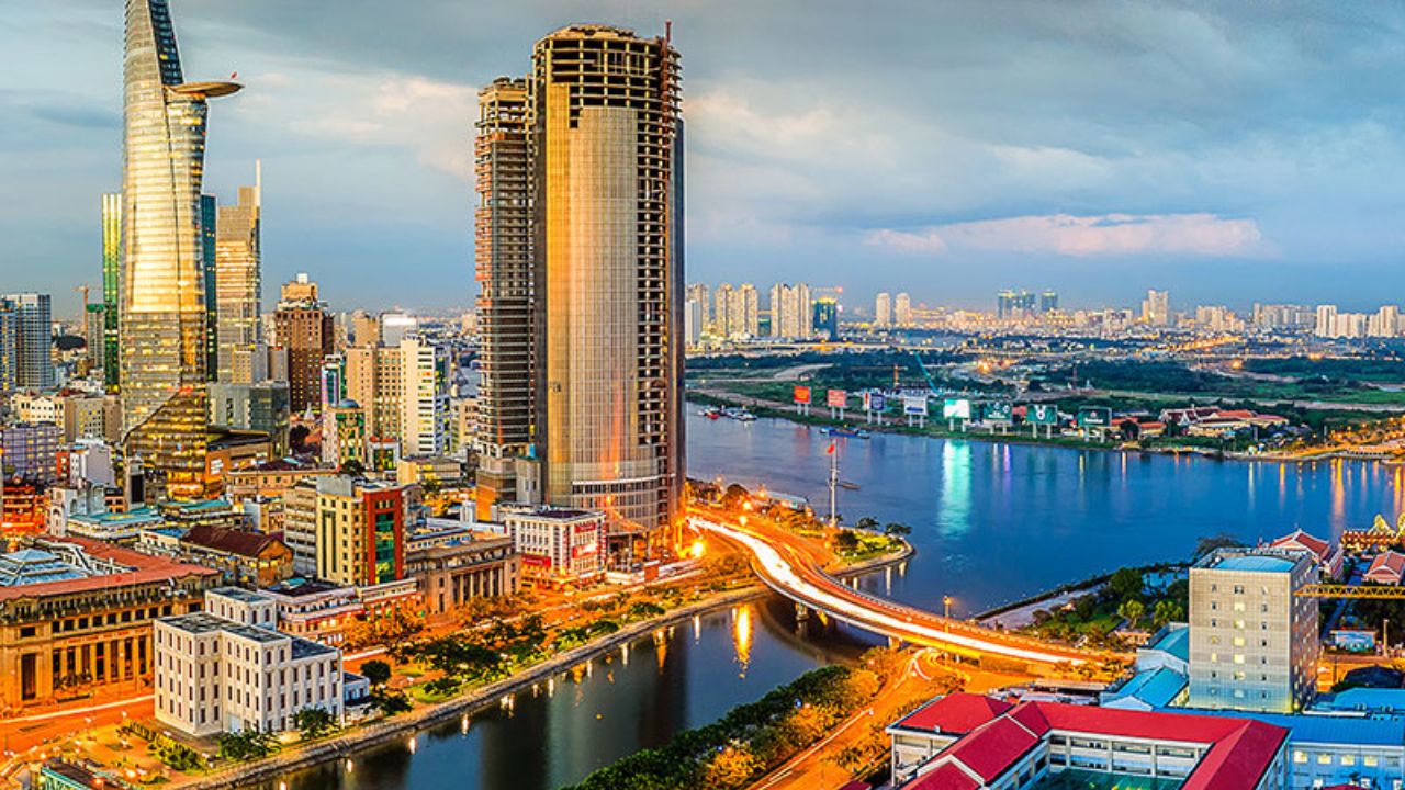 Toàn cảnh trung tâm TP.HCM với các tòa nhà cao tầng, tháp Bitexco, sông Sài Gòn và hệ thống giao thông hiện đại, minh họa môi trường kinh doanh và phát triển doanh nghiệp tại Việt Nam.