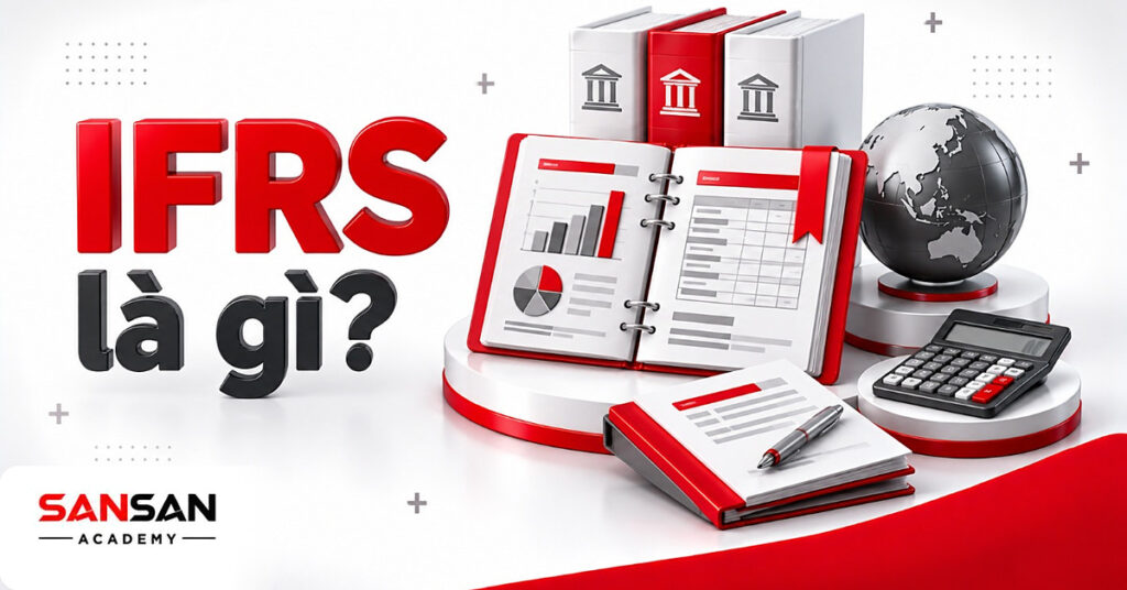 Báo cáo tài chính IFRS mở giữa ảnh, phía sau là các cuốn chuẩn mực, bên cạnh quả địa cầu, máy tính và hợp đồng