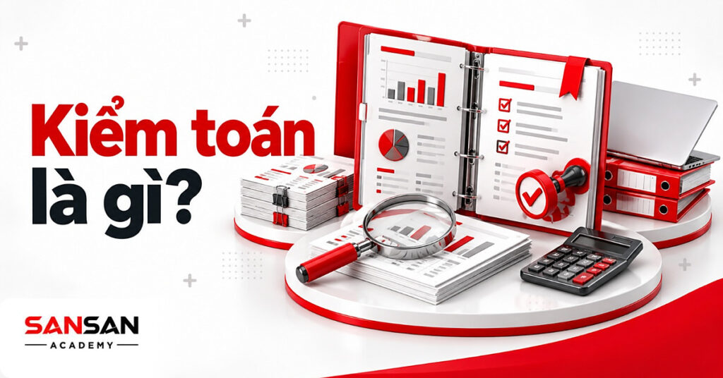 Hồ sơ kiểm toán mở cùng con dấu đỏ, kính lúp, máy tính, chồng báo cáo tài chính và máy tính xách tay
