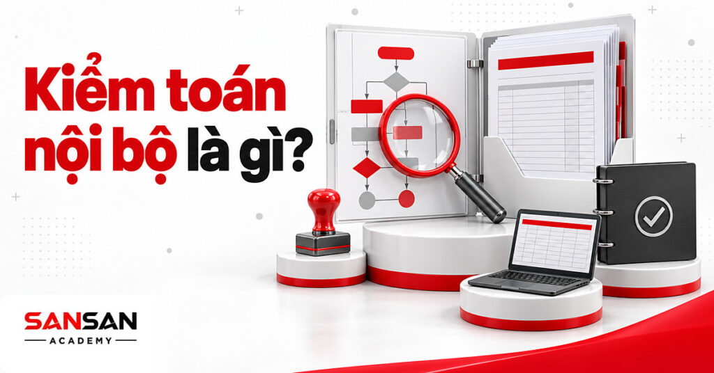 Bìa hồ sơ kiểm toán nội bộ mở ra với kính lúp soi sơ đồ quy trình, chứng từ giao dịch, con dấu phê duyệt và máy tính