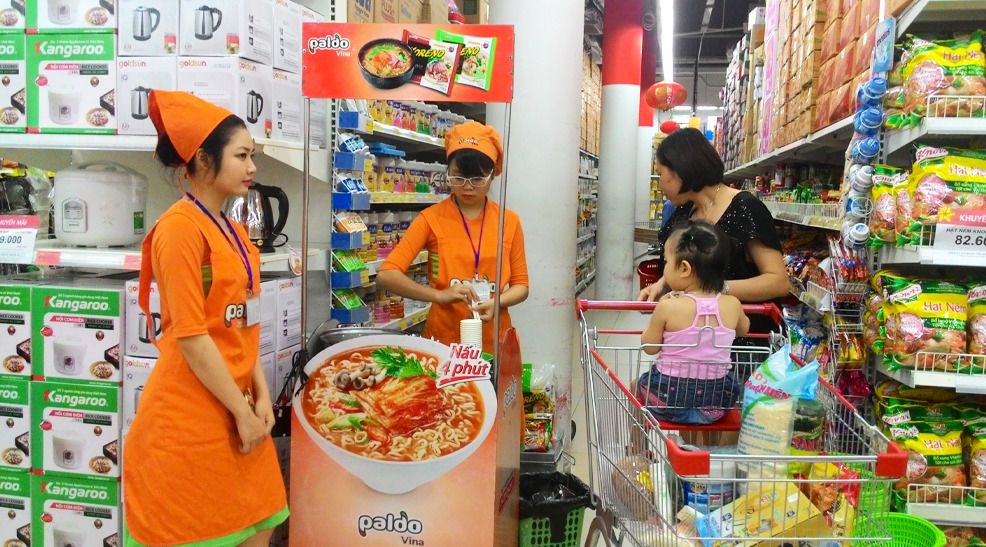 Hoạt động Trade Marketing kích hoạt tại điểm bán trong siêu thị, nhân viên giới thiệu và cho khách hàng trải nghiệm sản phẩm